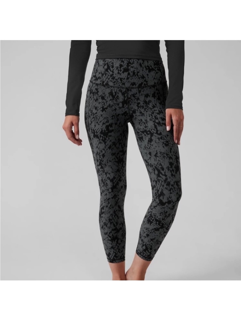 Athleta Salutation Stash Pocket II printed 7/8 tights size large snake python